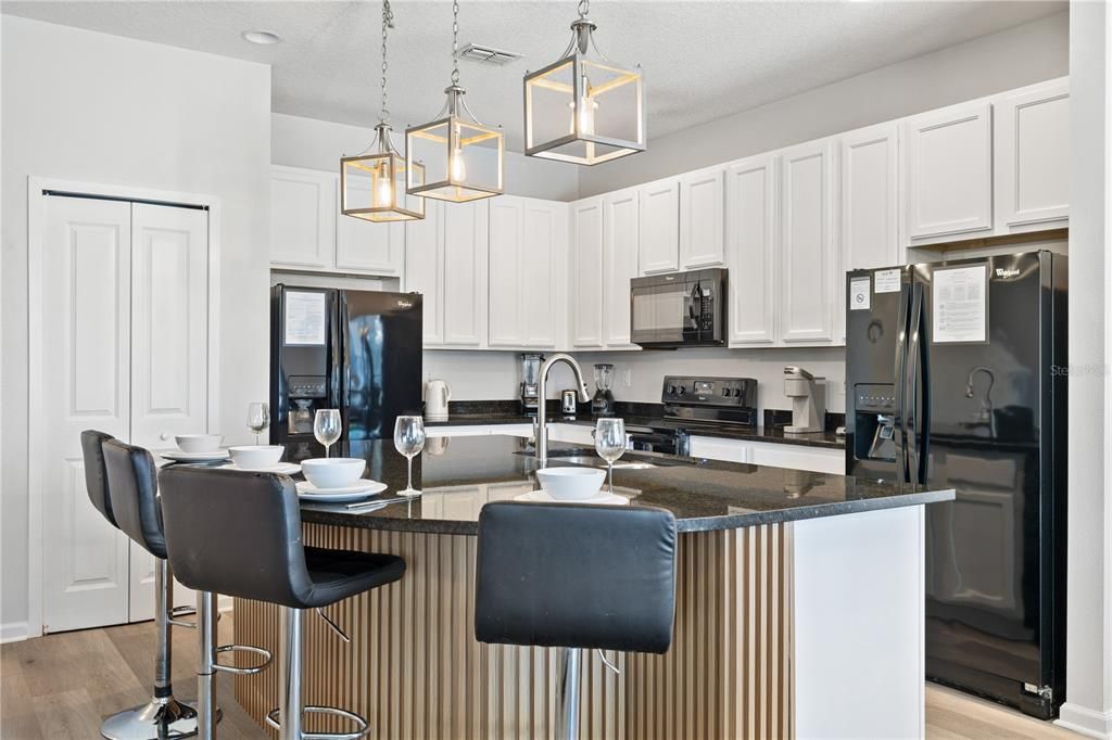 合同活跃: $674,999 (8 贝兹, 5 浴室, 3248 平方英尺)