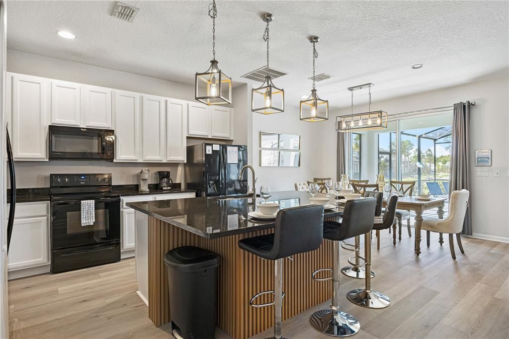 合同活跃: $674,999 (8 贝兹, 5 浴室, 3248 平方英尺)