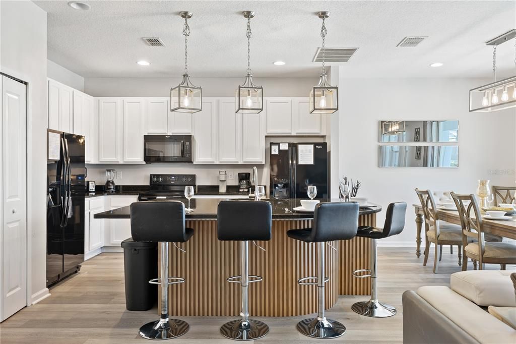 合同活跃: $674,999 (8 贝兹, 5 浴室, 3248 平方英尺)