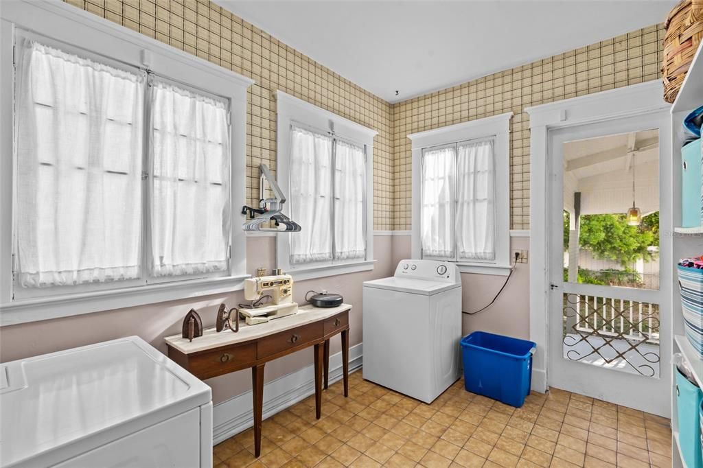 待售: $995,000 (5 贝兹, 2 浴室, 3572 平方英尺)