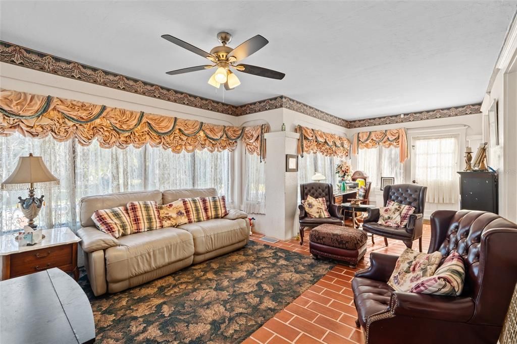 待售: $995,000 (5 贝兹, 2 浴室, 3572 平方英尺)