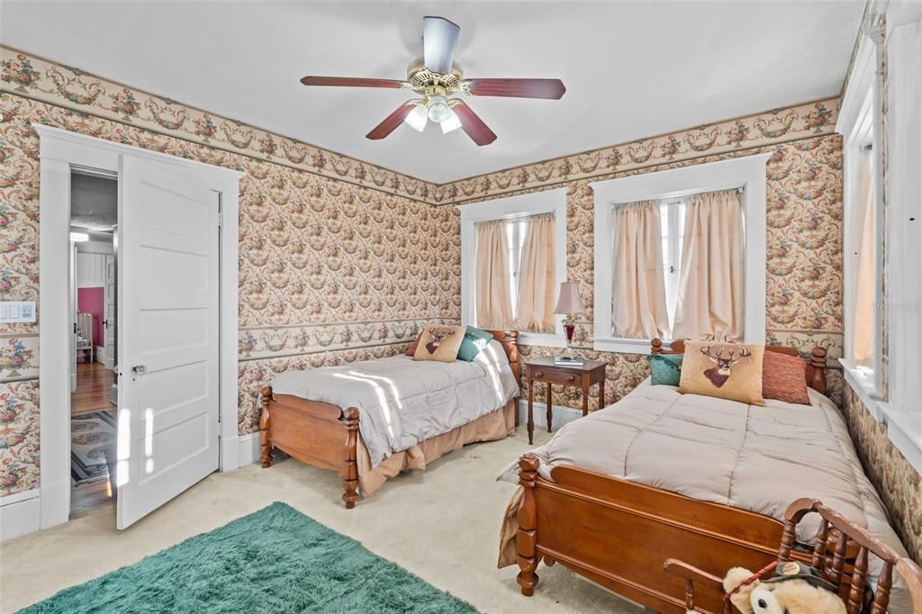 待售: $995,000 (5 贝兹, 2 浴室, 3572 平方英尺)