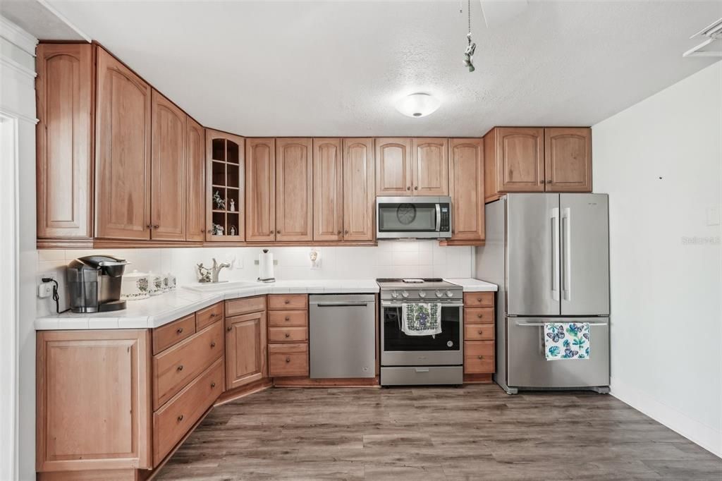 For Sale: $225,000 (2 beds, 1 baths, 1200 Square Feet)