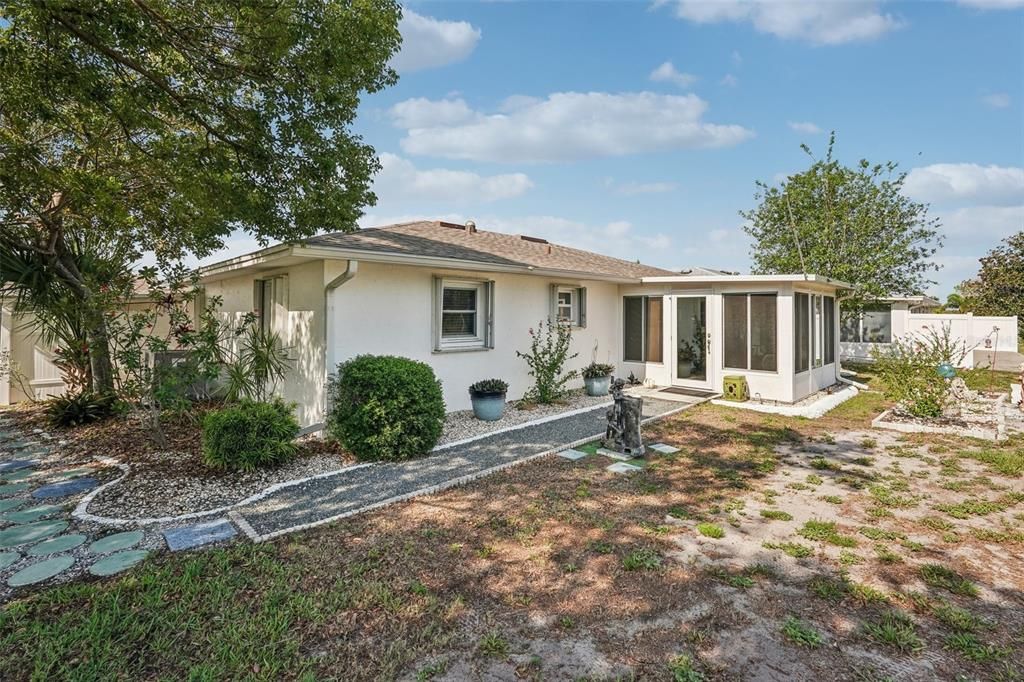 For Sale: $225,000 (2 beds, 1 baths, 1200 Square Feet)