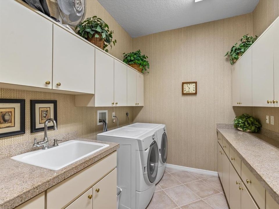 合同活跃: $995,000 (4 贝兹, 4 浴室, 3854 平方英尺)