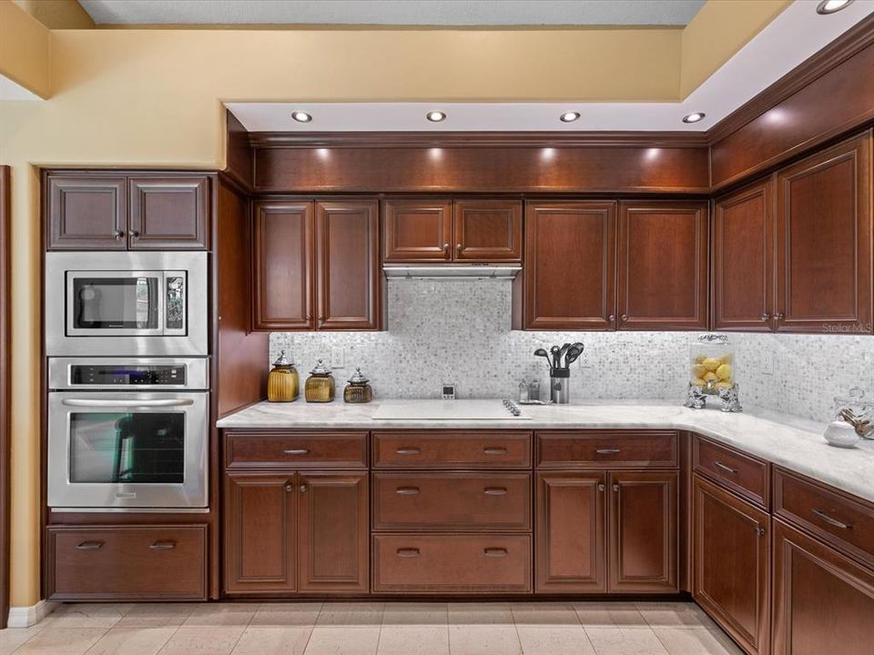 合同活跃: $995,000 (4 贝兹, 4 浴室, 3854 平方英尺)