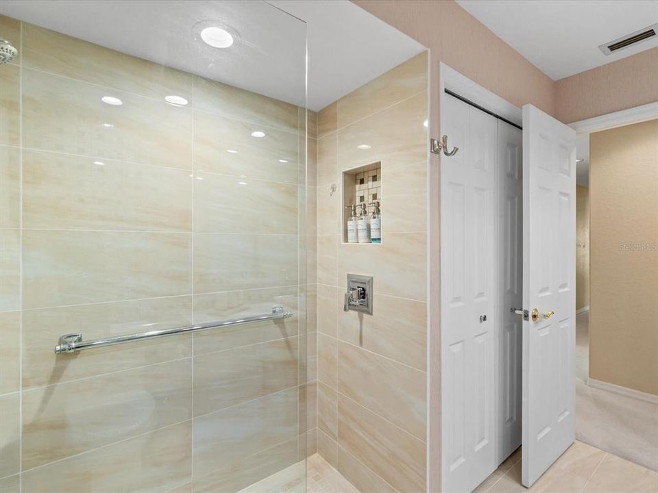 合同活跃: $995,000 (4 贝兹, 4 浴室, 3854 平方英尺)