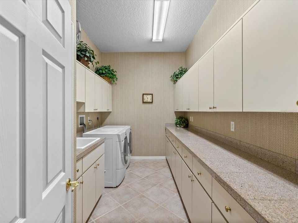 合同活跃: $995,000 (4 贝兹, 4 浴室, 3854 平方英尺)