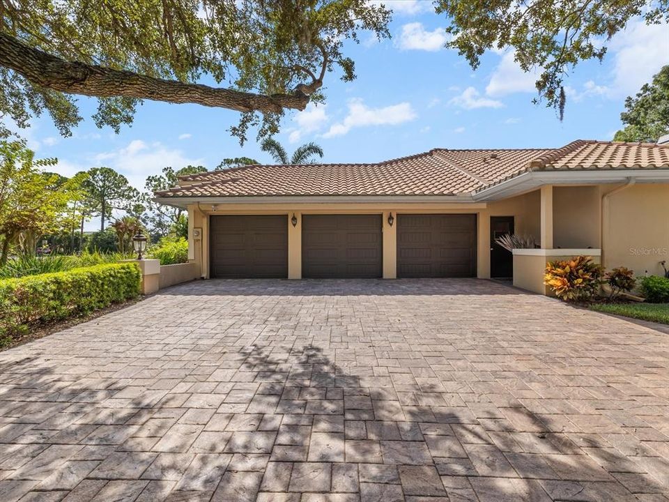 合同活跃: $995,000 (4 贝兹, 4 浴室, 3854 平方英尺)