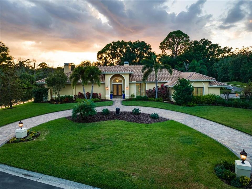 合同活跃: $995,000 (4 贝兹, 4 浴室, 3854 平方英尺)