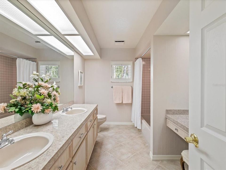 合同活跃: $995,000 (4 贝兹, 4 浴室, 3854 平方英尺)