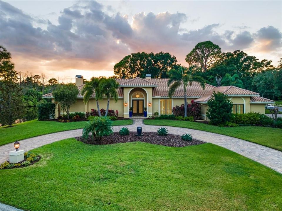 合同活跃: $995,000 (4 贝兹, 4 浴室, 3854 平方英尺)