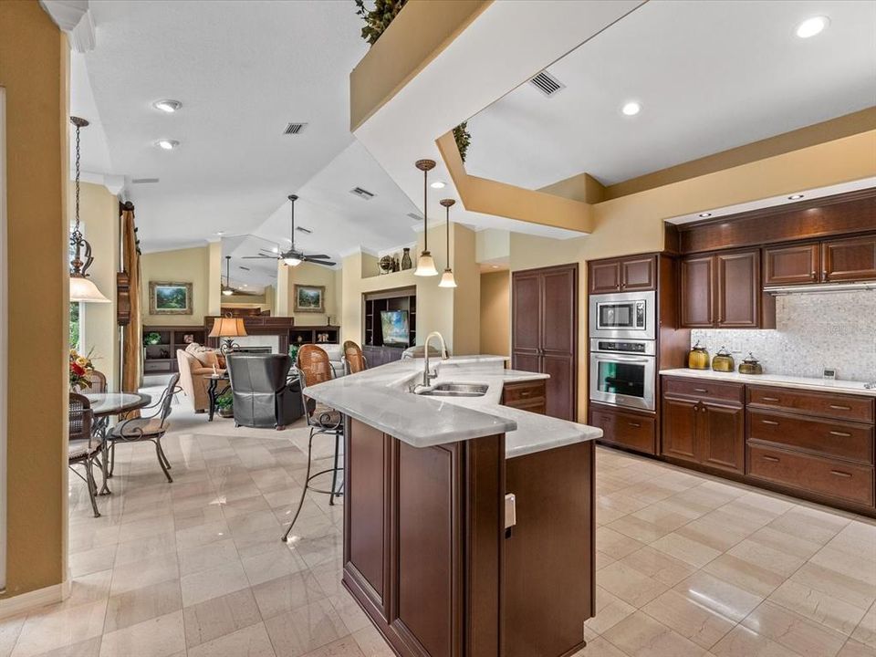 合同活跃: $995,000 (4 贝兹, 4 浴室, 3854 平方英尺)