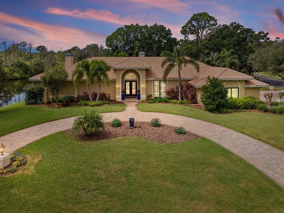 合同活跃: $995,000 (4 贝兹, 4 浴室, 3854 平方英尺)