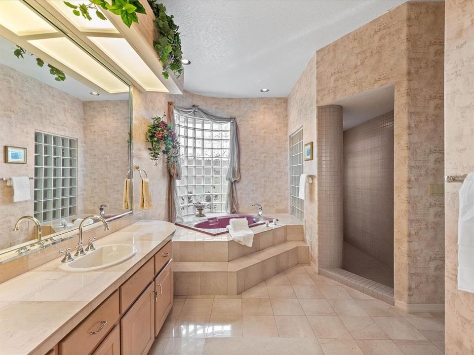 合同活跃: $995,000 (4 贝兹, 4 浴室, 3854 平方英尺)