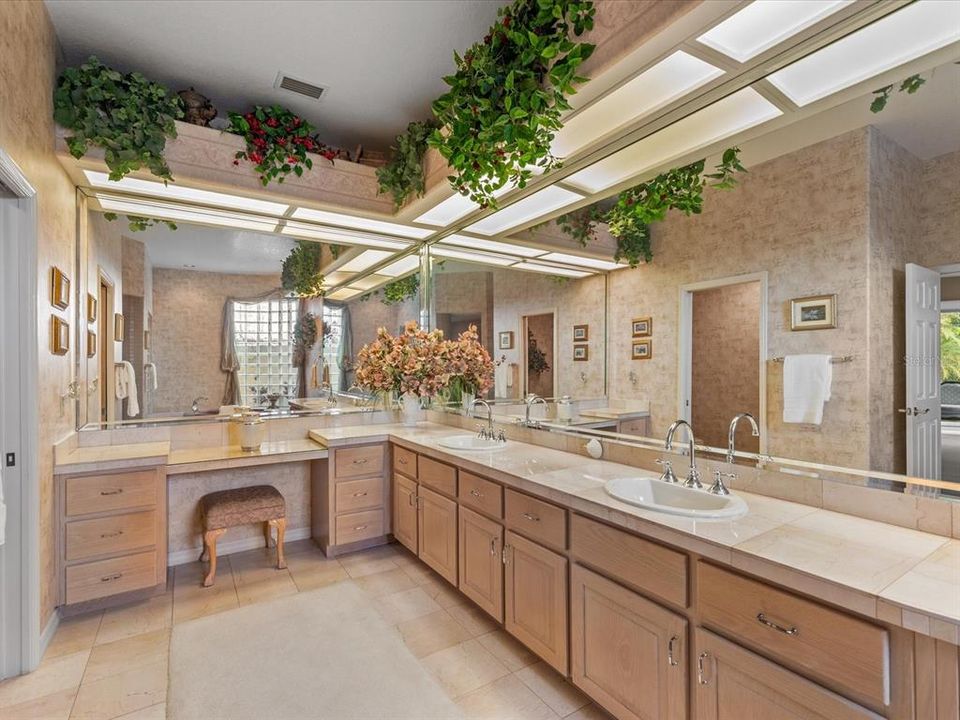 合同活跃: $995,000 (4 贝兹, 4 浴室, 3854 平方英尺)