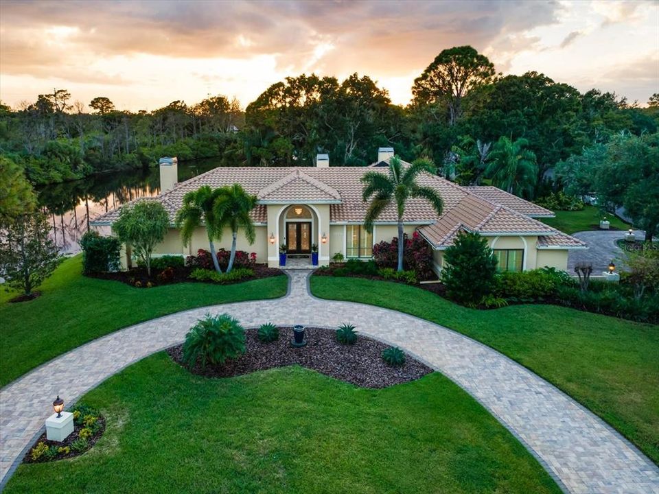 合同活跃: $995,000 (4 贝兹, 4 浴室, 3854 平方英尺)