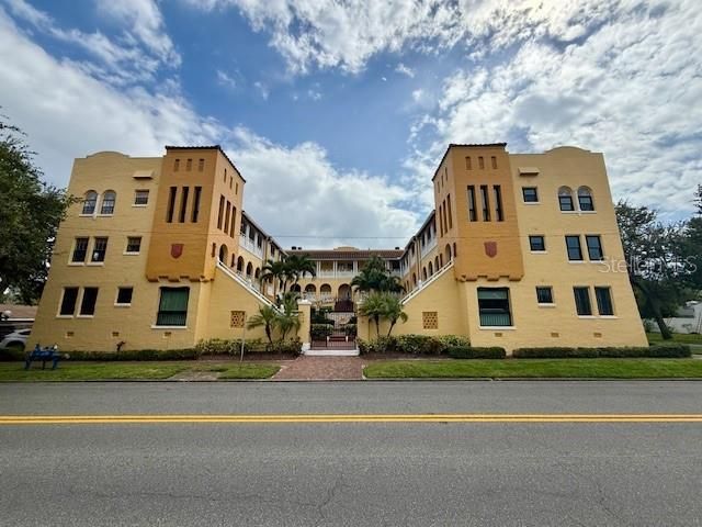 For Rent: $3,000 (2 beds, 2 baths, 969 Square Feet)