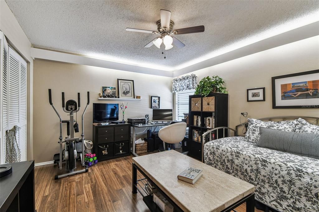 Active With Contract: $194,900 (2 beds, 2 baths, 1050 Square Feet)