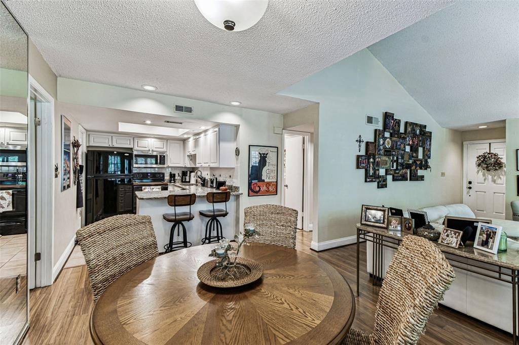 Active With Contract: $194,900 (2 beds, 2 baths, 1050 Square Feet)