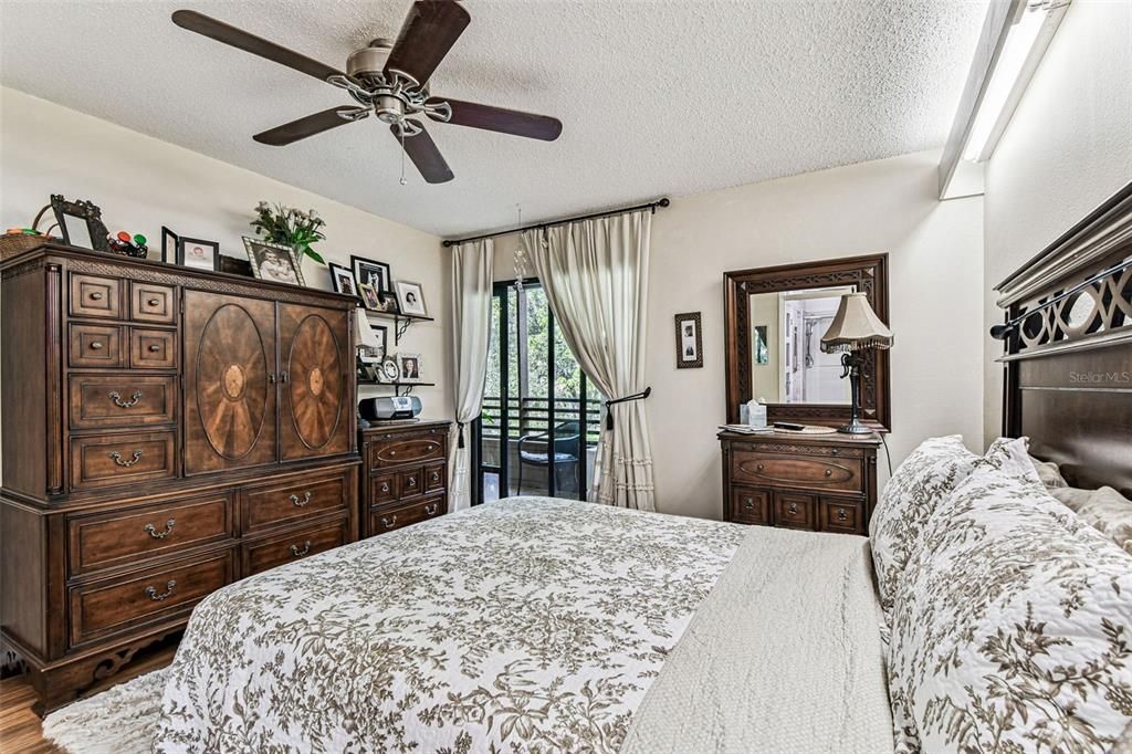 Active With Contract: $194,900 (2 beds, 2 baths, 1050 Square Feet)