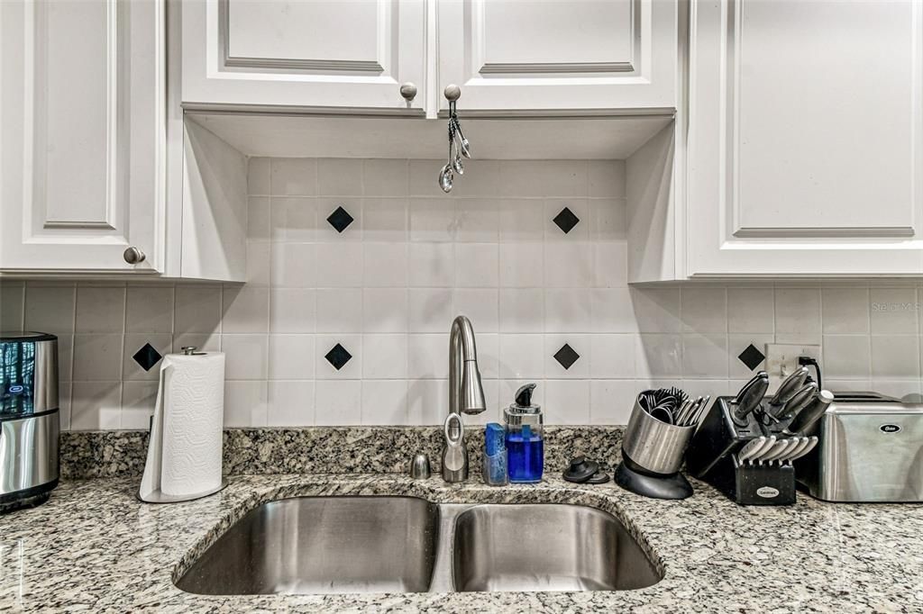 Active With Contract: $194,900 (2 beds, 2 baths, 1050 Square Feet)