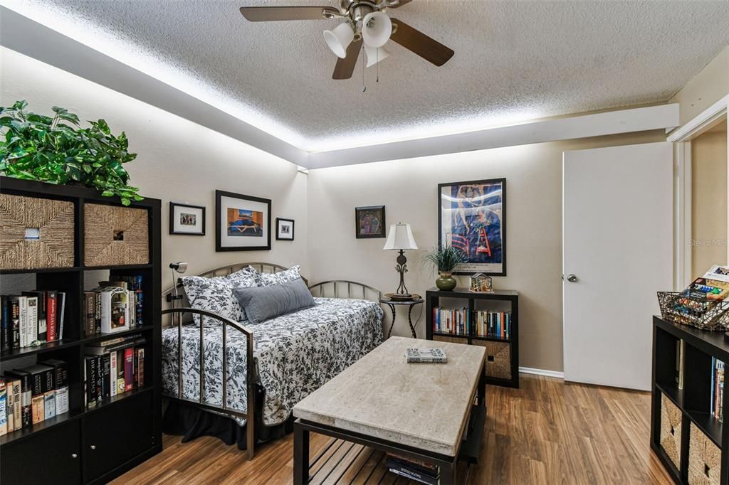 Active With Contract: $194,900 (2 beds, 2 baths, 1050 Square Feet)