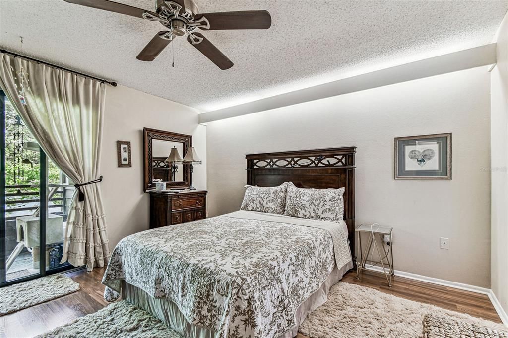 Active With Contract: $194,900 (2 beds, 2 baths, 1050 Square Feet)