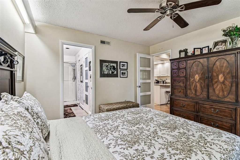 Active With Contract: $194,900 (2 beds, 2 baths, 1050 Square Feet)