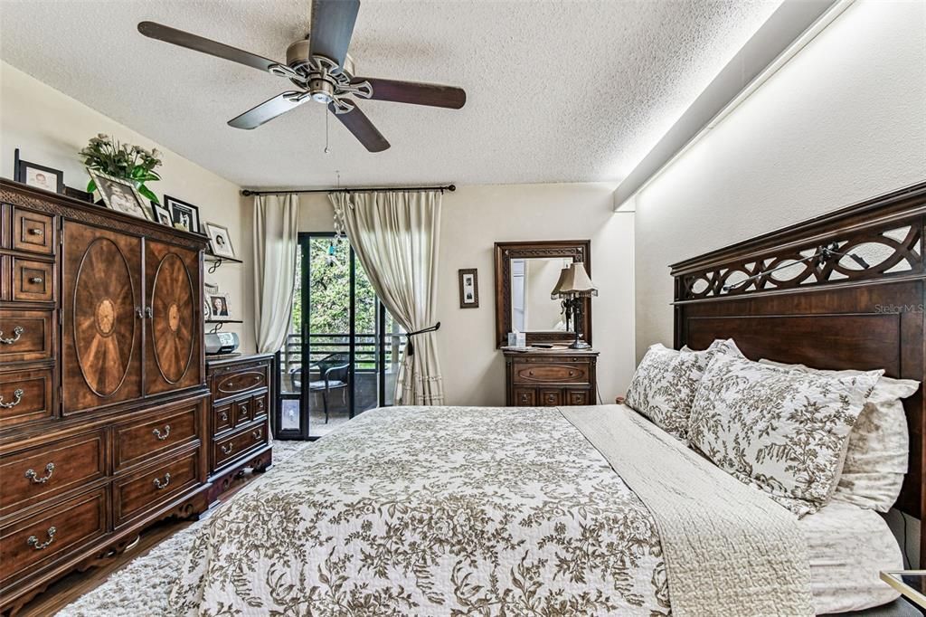 Active With Contract: $194,900 (2 beds, 2 baths, 1050 Square Feet)