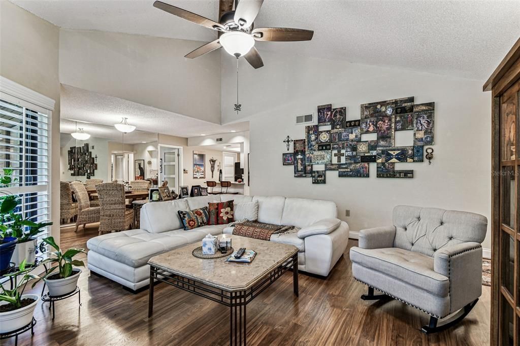 Active With Contract: $194,900 (2 beds, 2 baths, 1050 Square Feet)