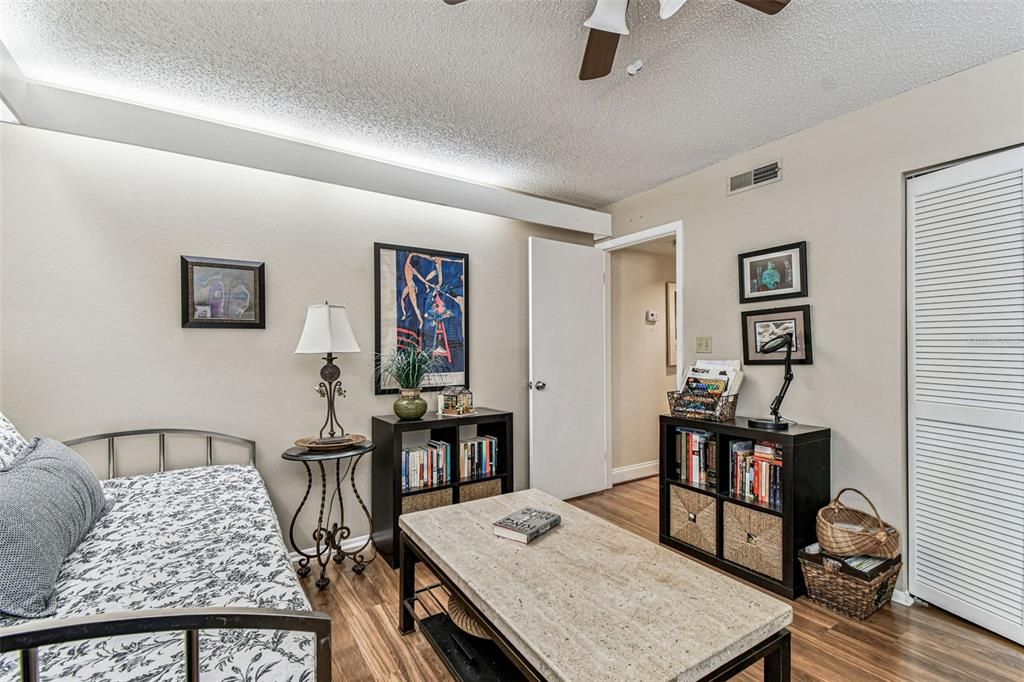 Active With Contract: $194,900 (2 beds, 2 baths, 1050 Square Feet)