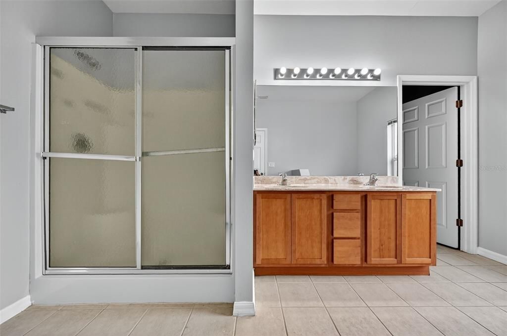 Activo con contrato: $304,900 (4 camas, 3 baños, 2349 Pies cuadrados)