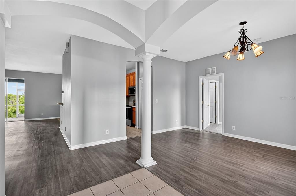 Activo con contrato: $304,900 (4 camas, 3 baños, 2349 Pies cuadrados)