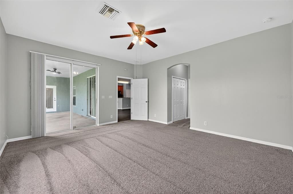 Activo con contrato: $304,900 (4 camas, 3 baños, 2349 Pies cuadrados)