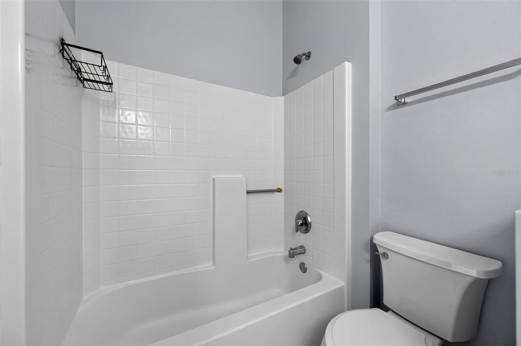 Activo con contrato: $304,900 (4 camas, 3 baños, 2349 Pies cuadrados)