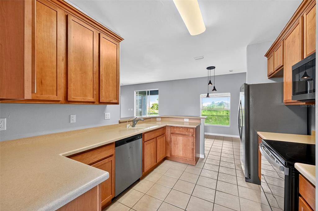 Activo con contrato: $304,900 (4 camas, 3 baños, 2349 Pies cuadrados)