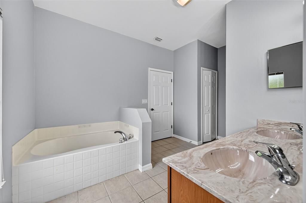 Activo con contrato: $304,900 (4 camas, 3 baños, 2349 Pies cuadrados)