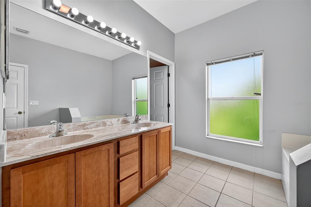 Activo con contrato: $304,900 (4 camas, 3 baños, 2349 Pies cuadrados)