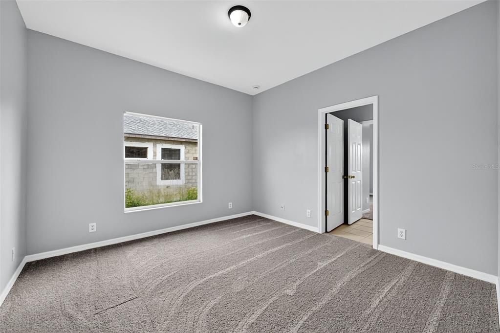 Activo con contrato: $304,900 (4 camas, 3 baños, 2349 Pies cuadrados)