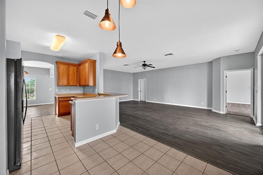 Activo con contrato: $304,900 (4 camas, 3 baños, 2349 Pies cuadrados)