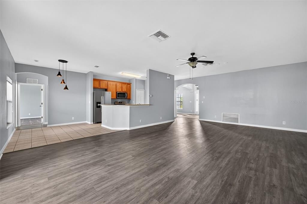 Activo con contrato: $304,900 (4 camas, 3 baños, 2349 Pies cuadrados)