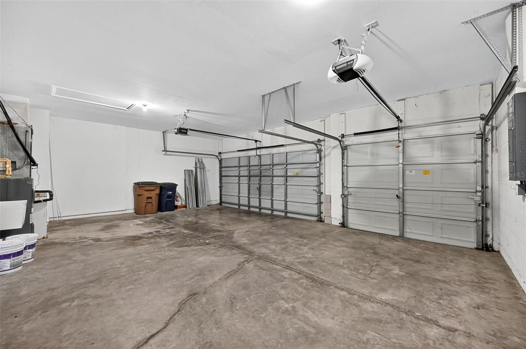 Activo con contrato: $304,900 (4 camas, 3 baños, 2349 Pies cuadrados)