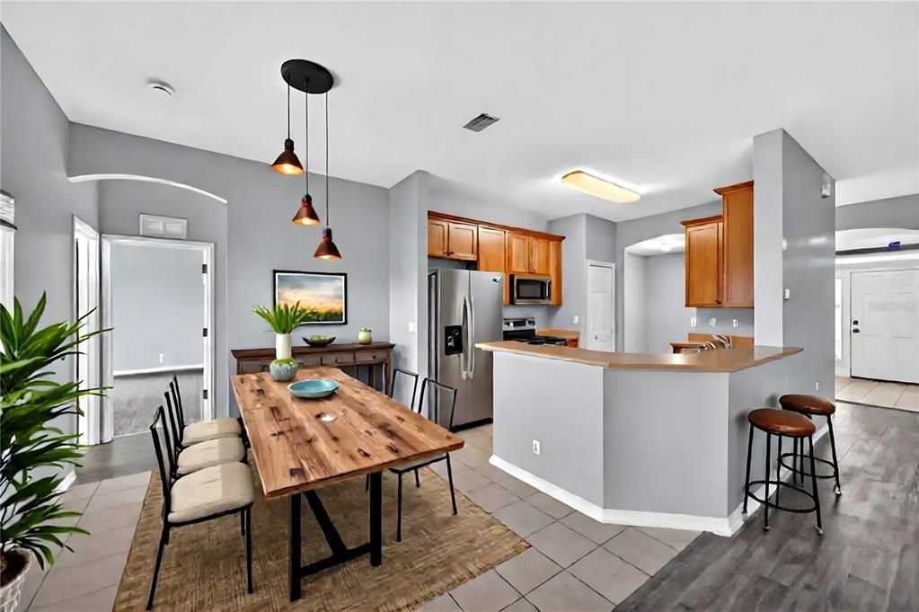 Activo con contrato: $304,900 (4 camas, 3 baños, 2349 Pies cuadrados)