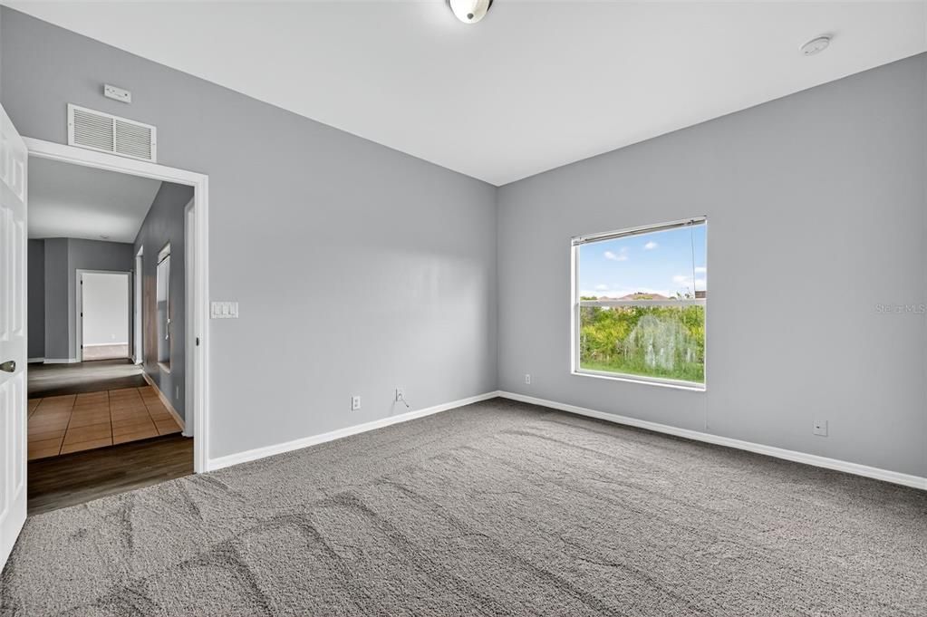 Activo con contrato: $304,900 (4 camas, 3 baños, 2349 Pies cuadrados)