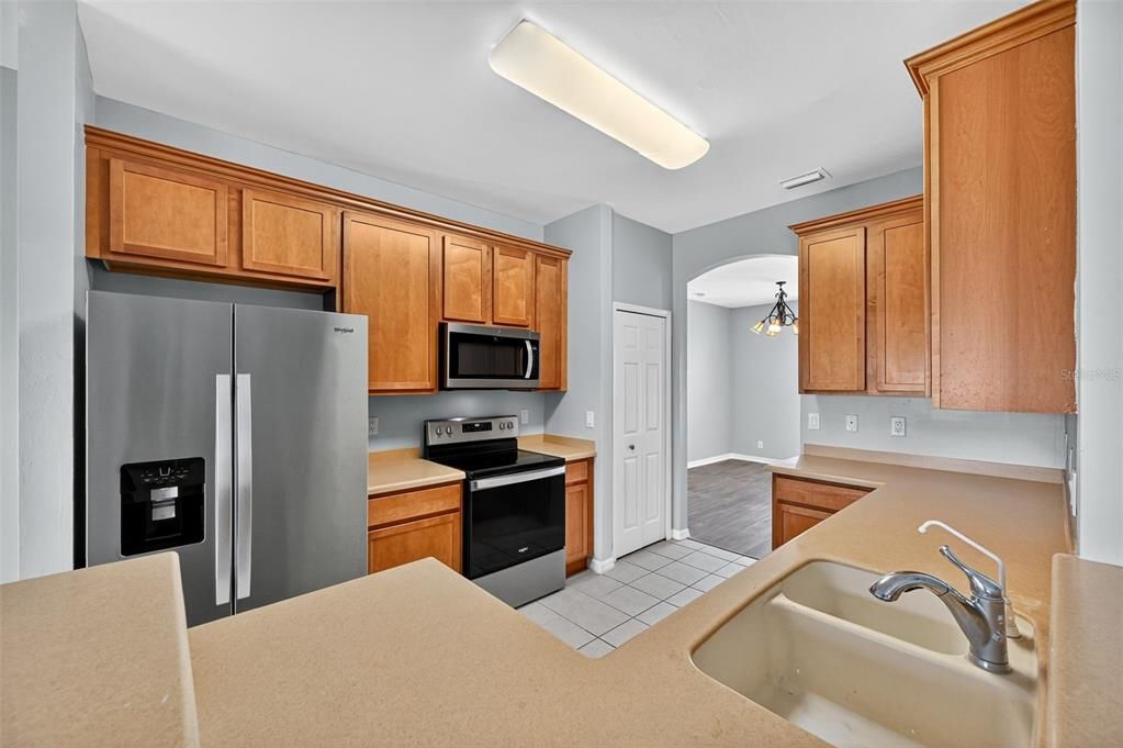 Activo con contrato: $304,900 (4 camas, 3 baños, 2349 Pies cuadrados)