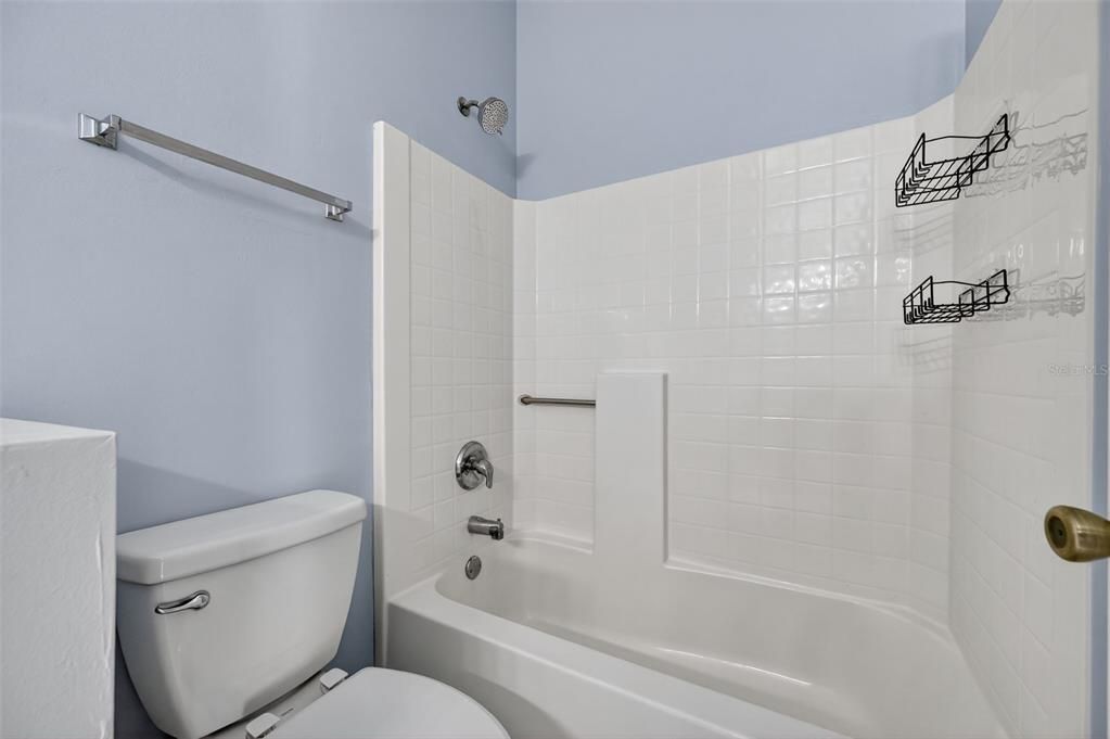 Activo con contrato: $304,900 (4 camas, 3 baños, 2349 Pies cuadrados)