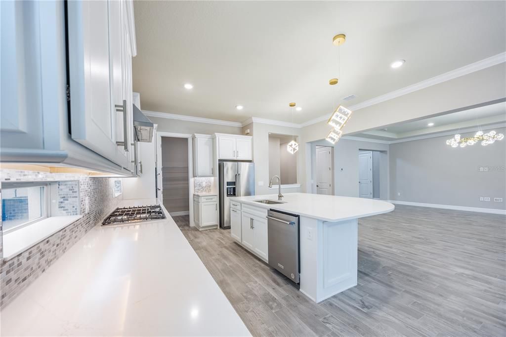 待售: $1,600,000 (6 贝兹, 3 浴室, 4558 平方英尺)