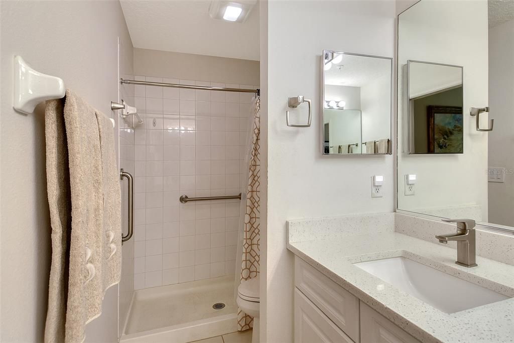 合同活跃: $249,900 (2 贝兹, 2 浴室, 1142 平方英尺)