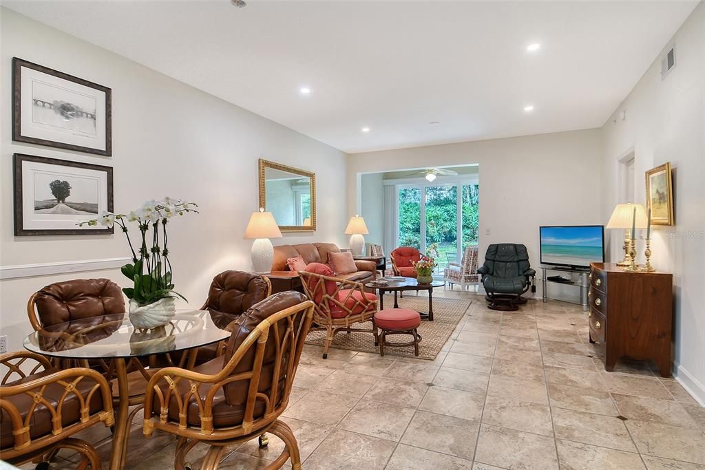 合同活跃: $249,900 (2 贝兹, 2 浴室, 1142 平方英尺)